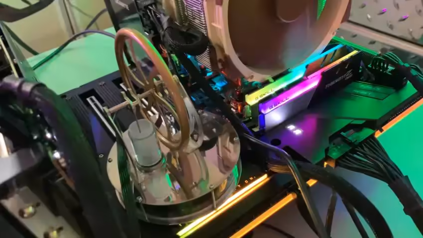 Moteur Stirling sur Threadripper : la chaleur du chipset fait tourner un mini moteur 3 Stirling engine et ventilateur CPU avec éclairage RGB fond moyen contraste