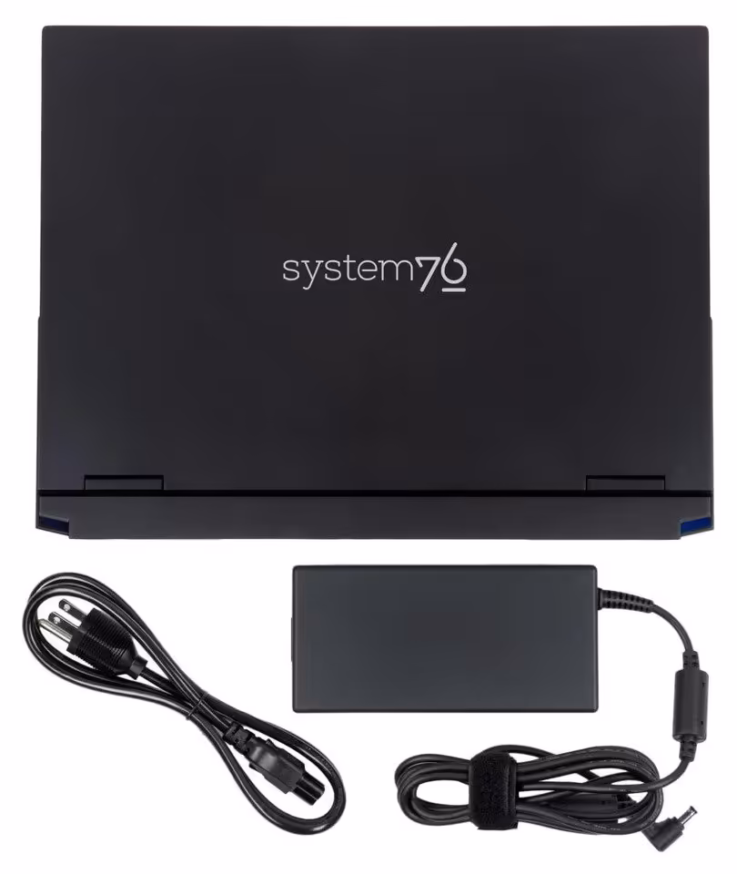 Adder Pro : System76 lance un portable OLED 2K avec Core Ultra 7 et GeForce RTX 50 4 Capot arrière du System76 Adder Pro avec logo System76, chargeur et câble d’alimentation inclus