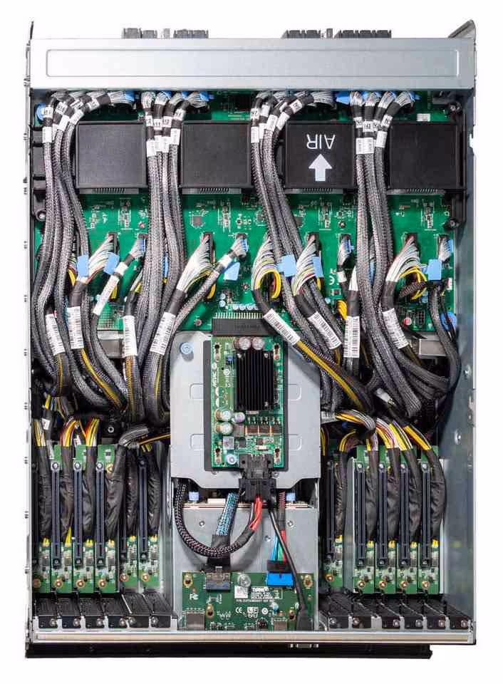 Châssis serveur MiTAC ouvert montrant cartes PCIe, câblage dense et système de refroidissement air