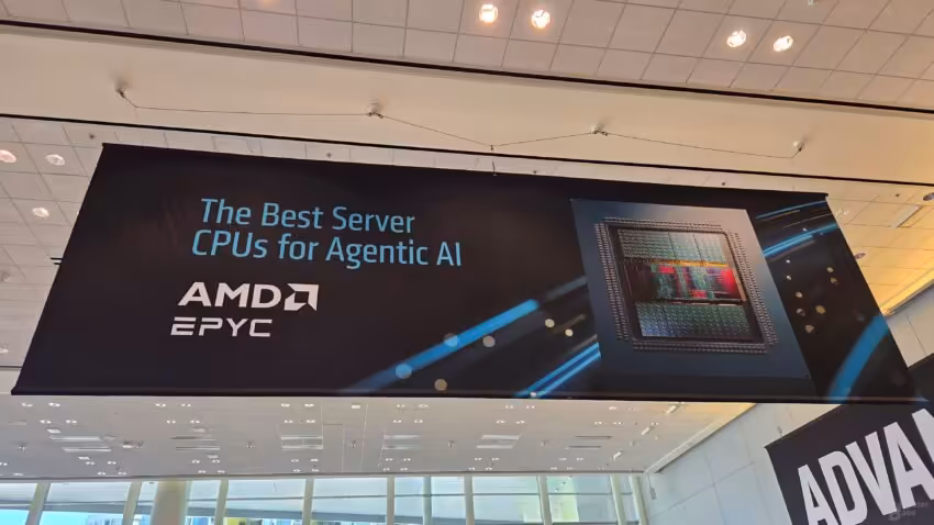 Bannière AMD EPYC avec texte promotionnel, ambiance conférence, éclairage varié