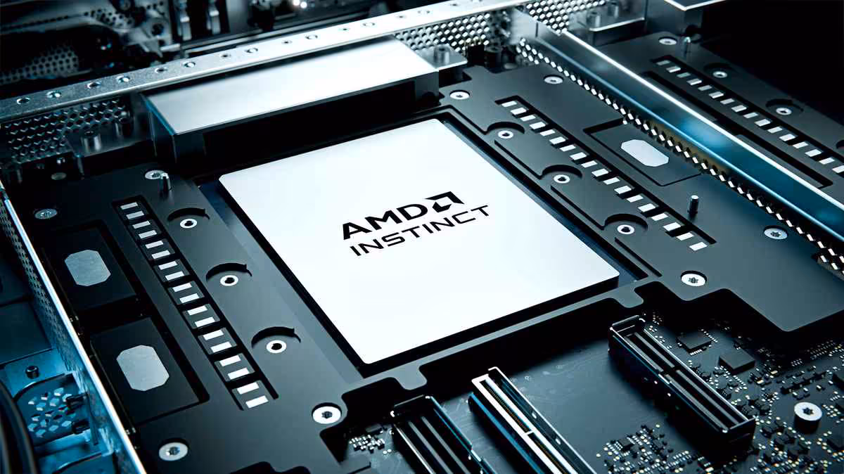 AMD Instinct MI400 et Helios : CDNA 5 passe au 2 nm et vise frontalement NVIDIA 2 Puce AMD Instinct sur carte électronique, gros plan du package GPU dans un rack serveur
