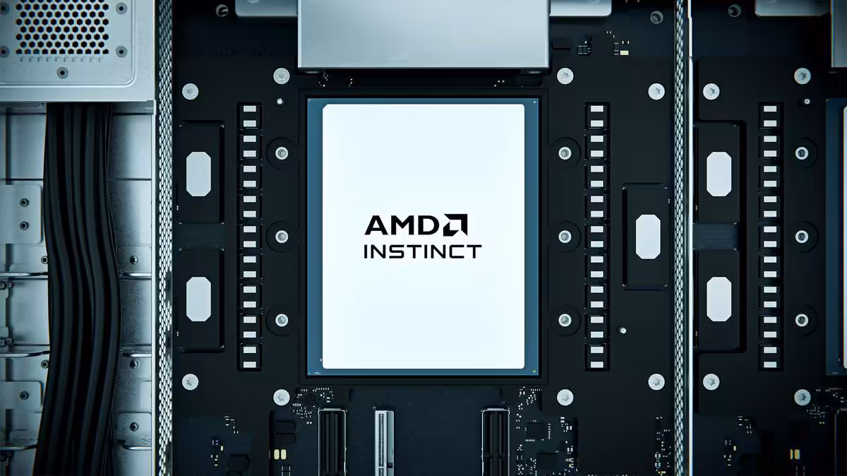 AMD Instinct MI400 et Helios : CDNA 5 passe au 2 nm et vise frontalement NVIDIA 3 Carte AMD Instinct centrée, vue frontale d’un module serveur noir et métallique