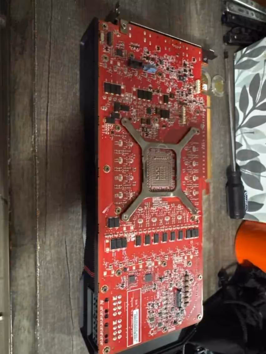 RX 7900 XTX : une carte Navi 31 de préproduction repérée avec seulement 16 Go 3 Dos de la carte AMD Navi 31, composants visibles, faible contraste, éclairage insuffisant