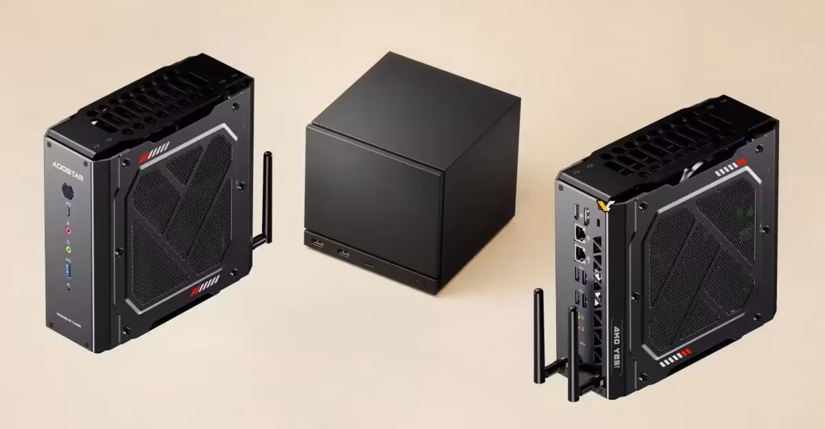 Trois mini-PC Aoostar GODY noirs sur un fond beige clair, peu contrasté.
