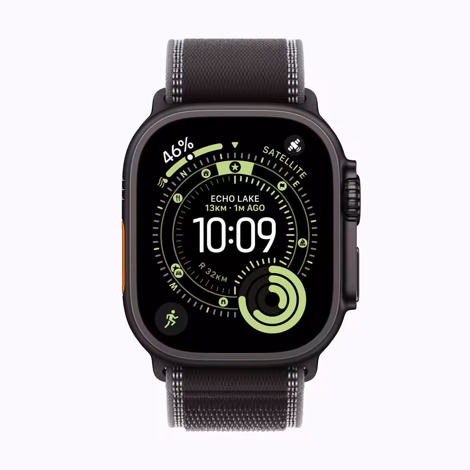 Apple Watch Ultra noire avec bracelet tissu et cadran d’activité