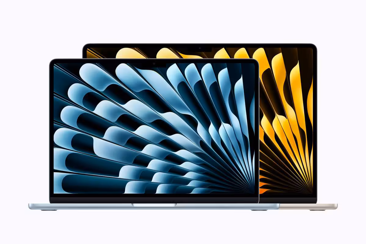 Deux MacBook Apple côte à côte, fonds d’écran bleu et jaune