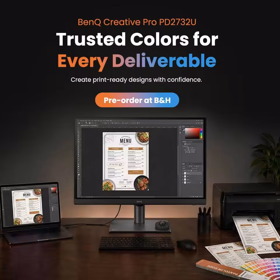 BenQ PD2732U : un écran 4K IPS 27 pouces calibré pour les flux créatifs exigeants 2 Poste de travail avec écran BenQ Creative Pro PD2732U, ordinateur portable, imprimante et maquette de menu