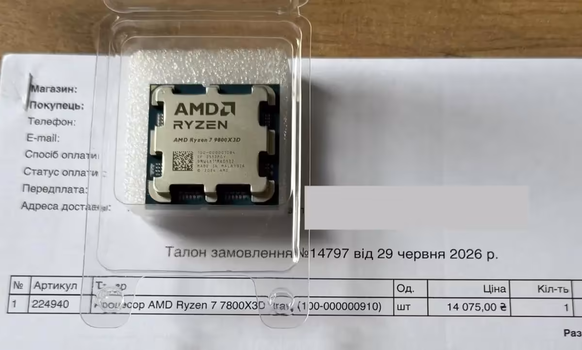 Ryzen 9800X3D : un client paie un 7800X3D à 350 $ et reçoit le modèle supérieur 2 Processeur AMD Ryzen 7 7800X3D dans un emballage plastique sur document, éclairage naturel faible