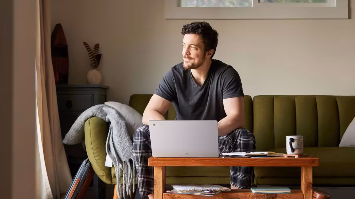 Chromebook ASUS : CM15 à 269,99 $ et CM32 Detachable 120 Hz désormais aux États-Unis 2 Homme utilisant un ordinateur portable sur un canapé, scène lifestyle sans modèle ASUS visible.
