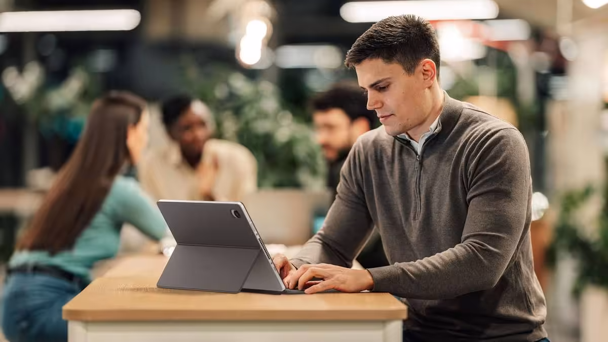 Chromebook ASUS : CM15 à 269,99 $ et CM32 Detachable 120 Hz désormais aux États-Unis 5 Utilisateur travaillant sur un Chromebook avec clavier détachable, en environnement de café.