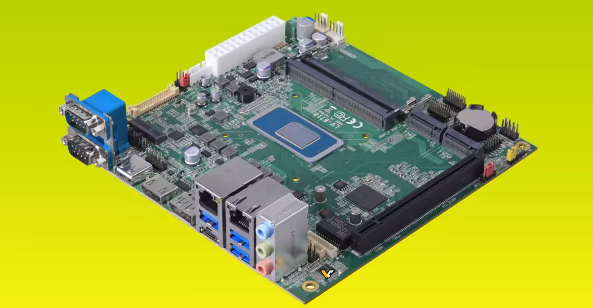Panther Lake en Mini-ITX : COMMELL place un Core Ultra 7 366H sur carte desktop 2 Carte mère COMMELL LV-6718 en angle avec fond vert lumineux, bien éclairée
