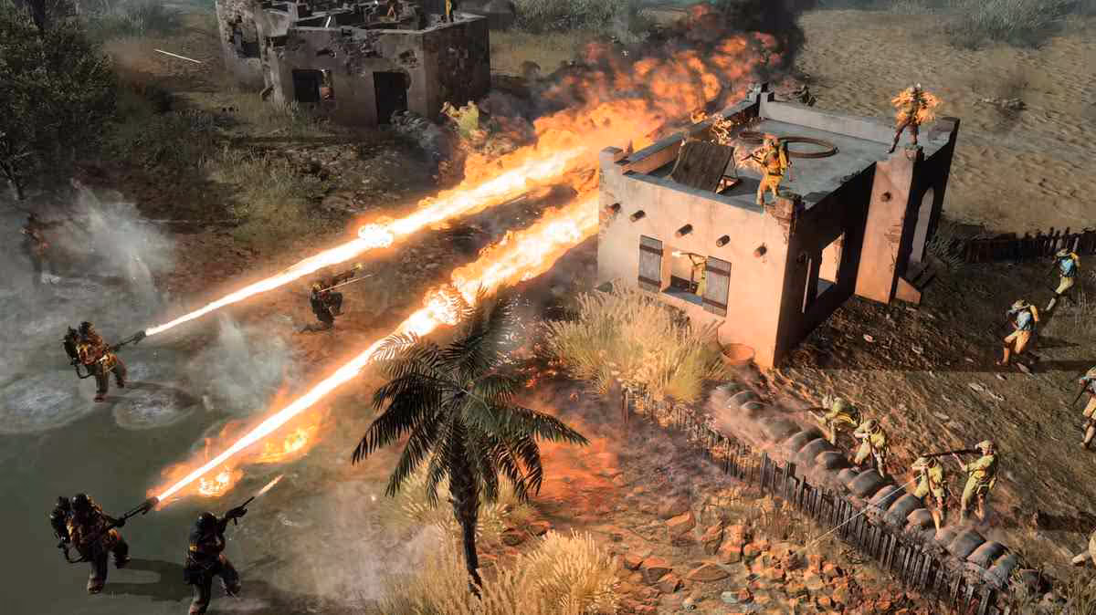 Company of Heroes 3 Final Stand sort en standalone avec coop, roguelite et 12 vagues 2 Soldats tirant des flammes sur une maison en feu dans Company of Heroes 3 Final Stand