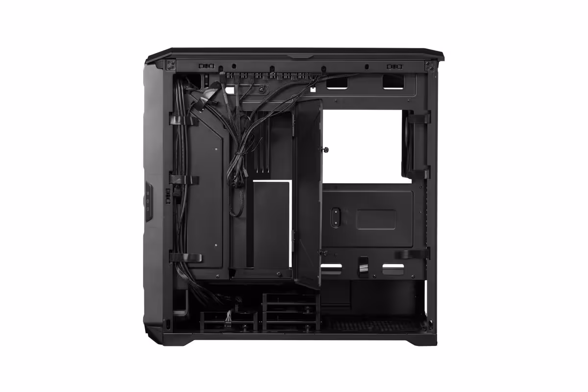 Intérieur du boîtier Cooler Master HAF II 500, vue côté carte mère avec câblage apparent