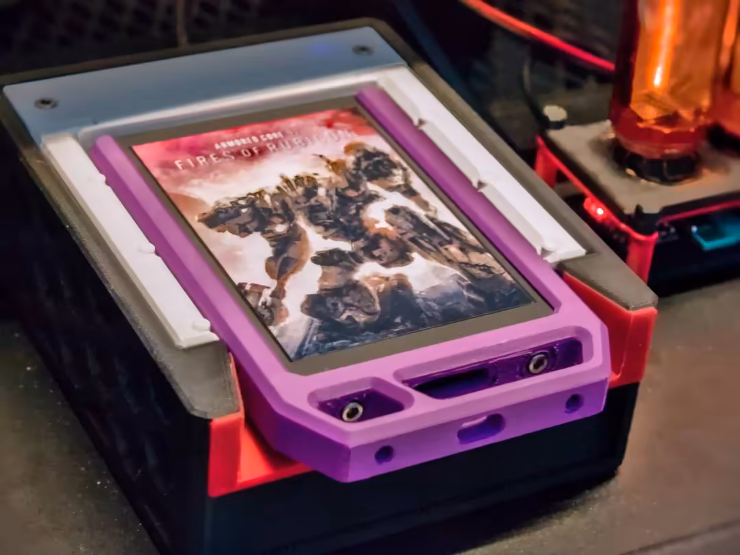 Cartouches Steam sur SSD SATA : un mod PC lance les jeux via un dock 2,5 pouces 3 Cartouche Steam violette avec jeu Capcom plaque noire, faible contraste et détails réduits