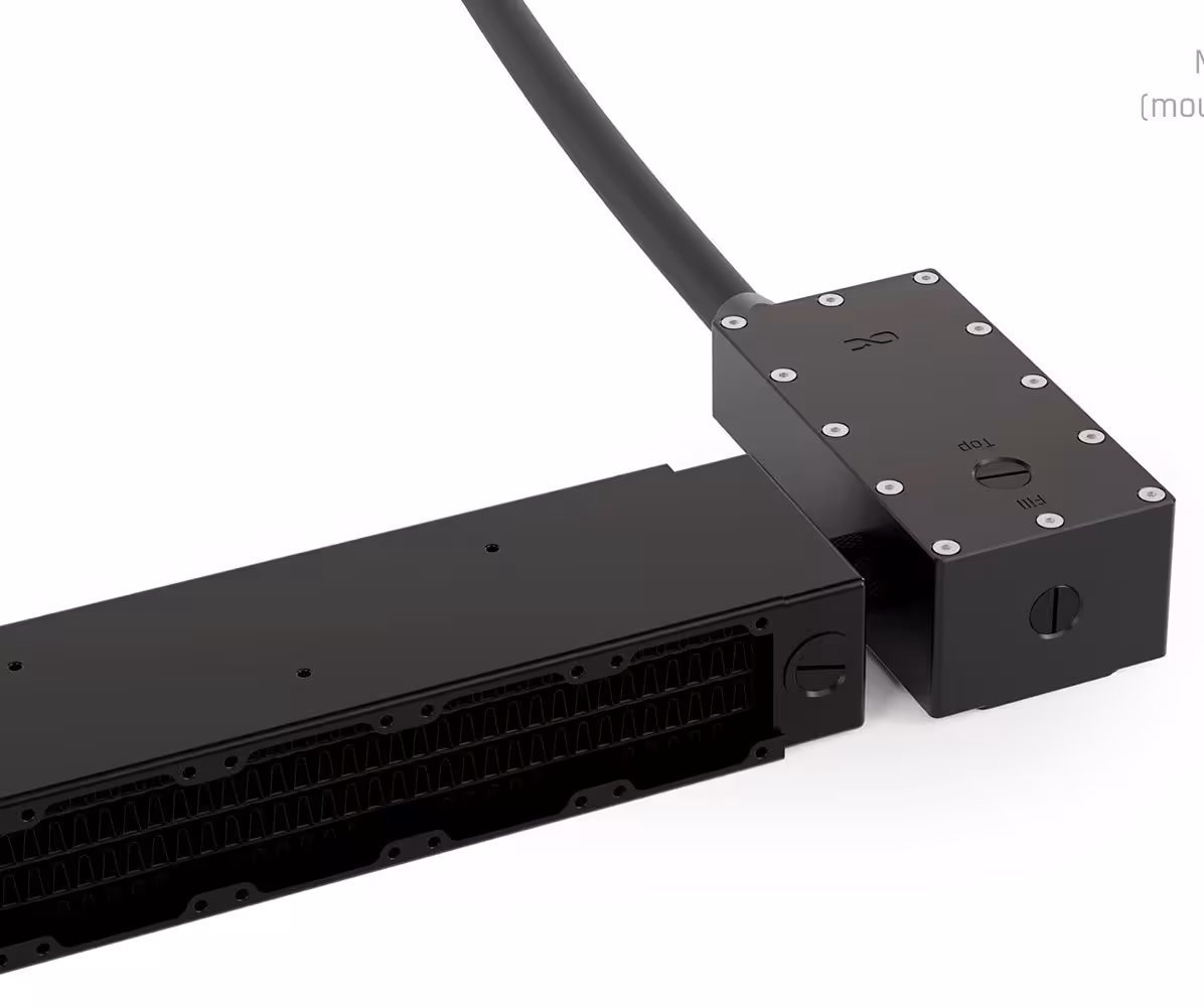 Pompe DDCzero connectée à un radiateur, installation watercooling sur fond blanc