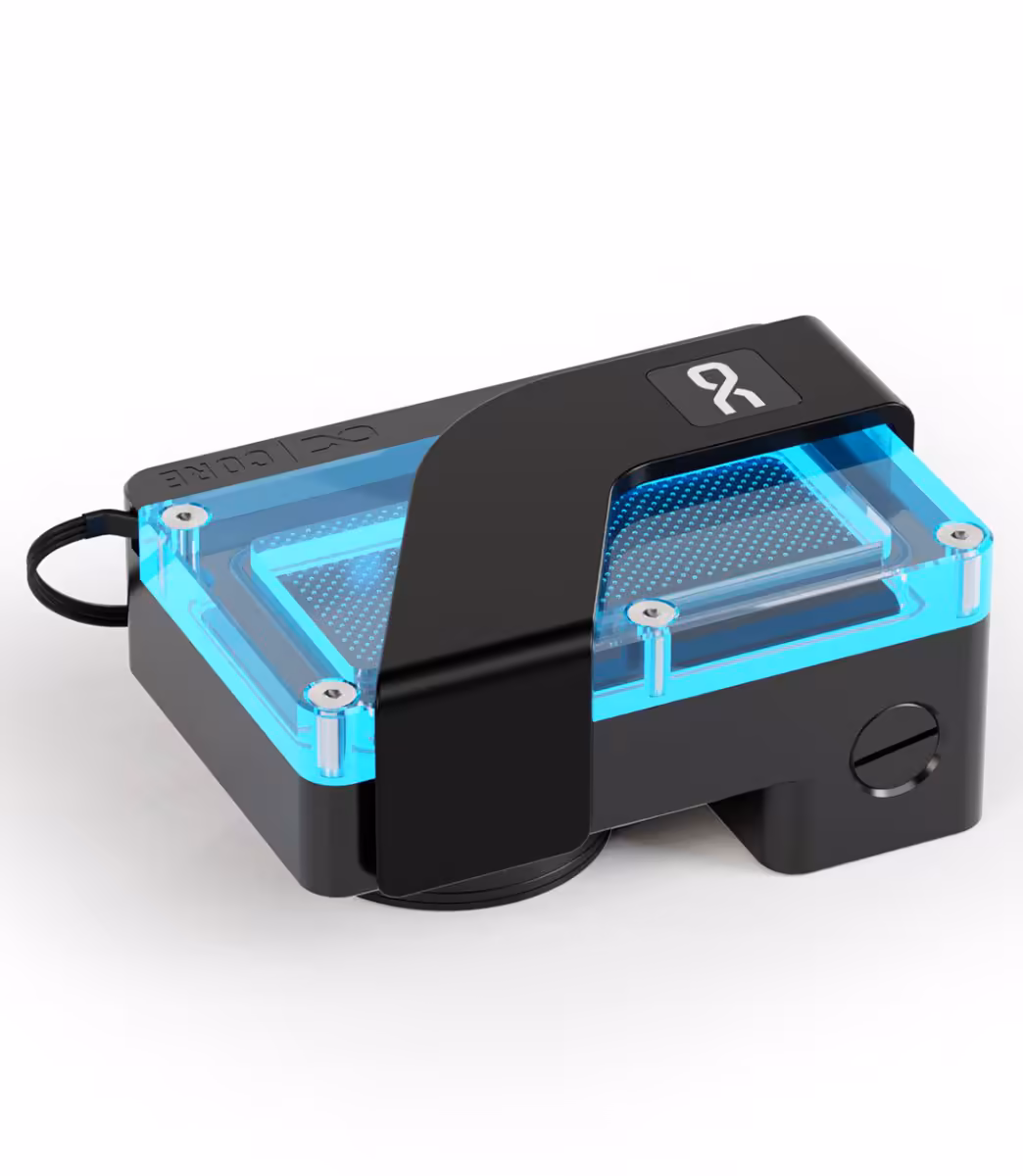 Réservoir pompe Alphacool DDCzero noir avec éclairage bleu et réservoir transparent sur fond blanc