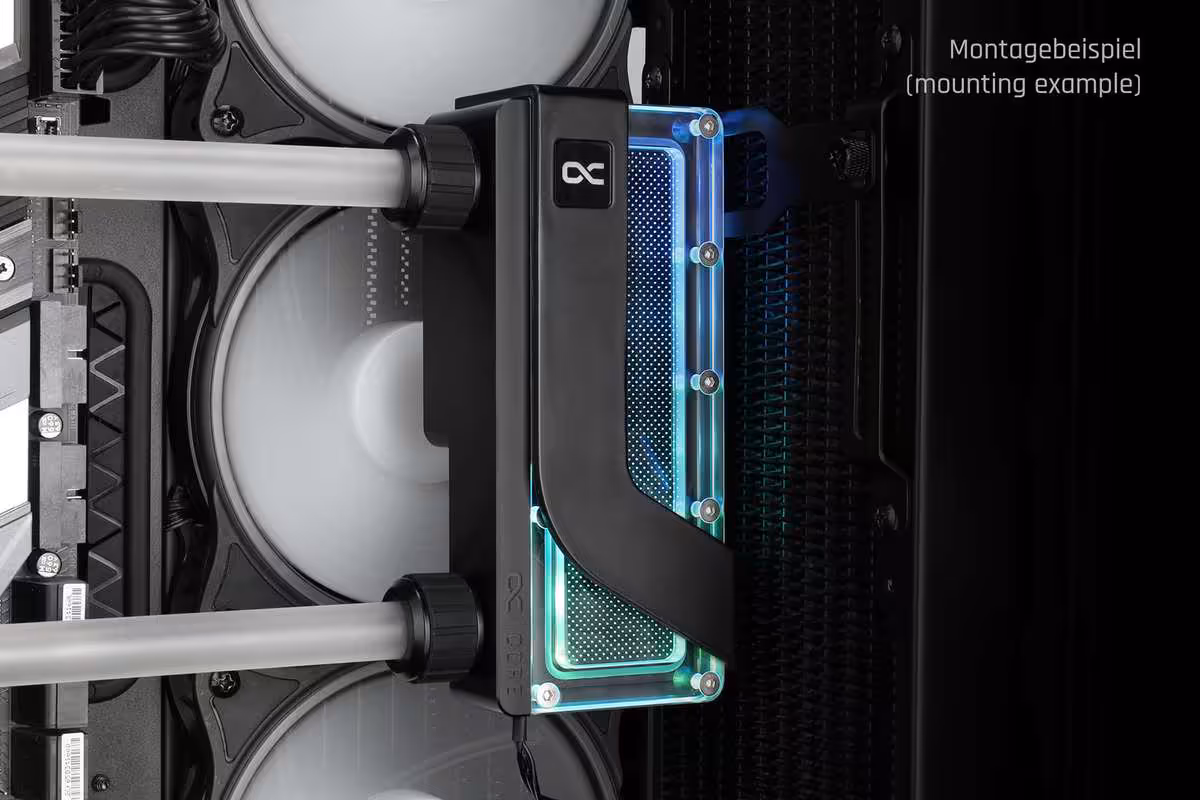Réservoir pompe Alphacool DDCzero monté dans un boîtier PC avec tubes de watercooling