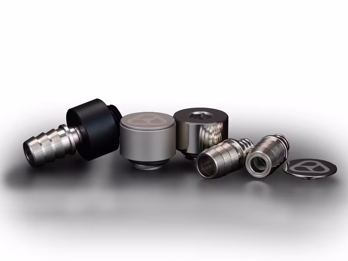 DeltaMate QDC : Thermal Grizzly ajoute des raccords rapides et une vanne de vidange 3 Raccords DeltaMate Water Cooling Fittings, embouts métalliques et bouchon noir sur fond gris