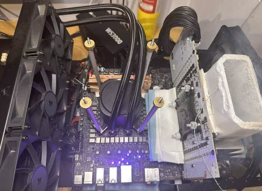 Montage PC avec RTX 5090D, câbles et refroidissement, composition complexe, éclairage faible