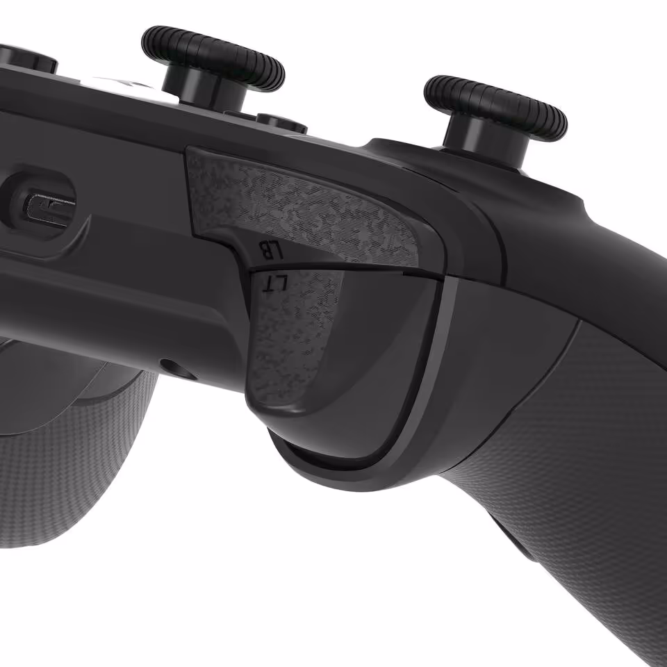 Drakong Challenger : une manette Xbox et PC à effet Hall lancée à 34,99 € 4 Gros plan sur la gâchette et le bumper de la manette Drakong Challenger, finition noire texturée