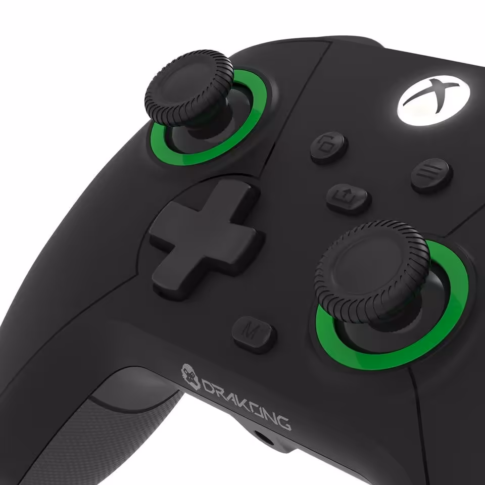 Drakong Challenger : une manette Xbox et PC à effet Hall lancée à 34,99 € 6 Gros plan sur les sticks analogiques et boutons de la manette Drakong Challenger, logo Xbox illuminé