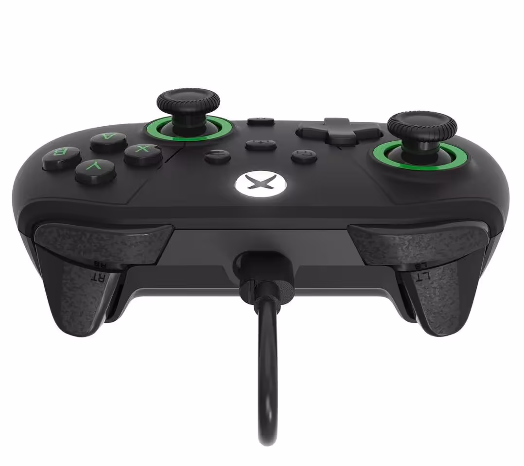 Drakong Challenger : une manette Xbox et PC à effet Hall lancée à 34,99 € 7 Vue de dessous de la manette Drakong Challenger noire, câble USB branché, sticks et boutons visibles