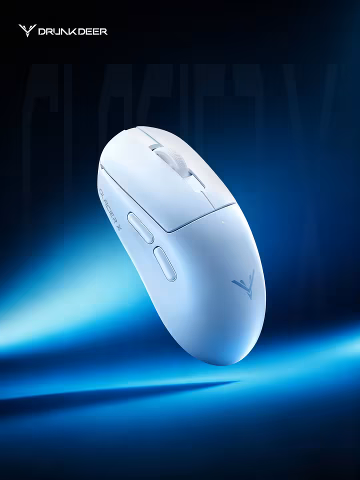 Souris gaming DrunkDeer Glacier X blanche, vue de trois-quarts avec boutons latéraux