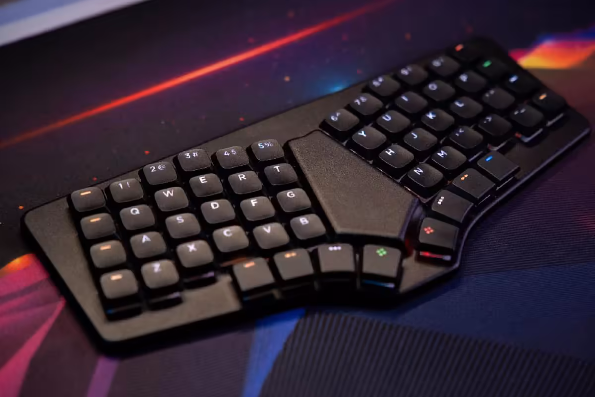 Dygma Sonsei, le clavier ergonomique monobloc pensé pour voyager à 279 dollars 2 Clavier ergonomique monobloc Dygma Sonsei noir, vue produit sur fond sombre coloré