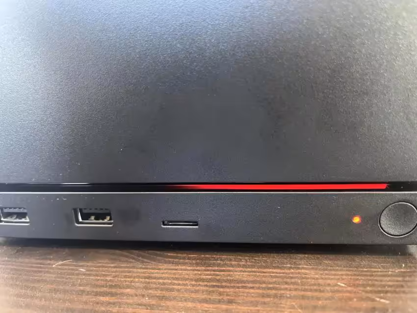 Steam Machine avec éclairage faible, fond sombre, détails peu nets.