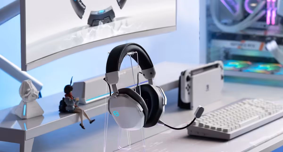 Casque gaming Edifier G5 Max blanc sur bureau, avec PC portable, figurines et écran incurvé