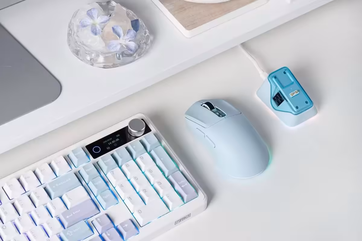 Bureau blanc avec clavier mécanique compact RGB, souris blanche et dongle USB turquoise