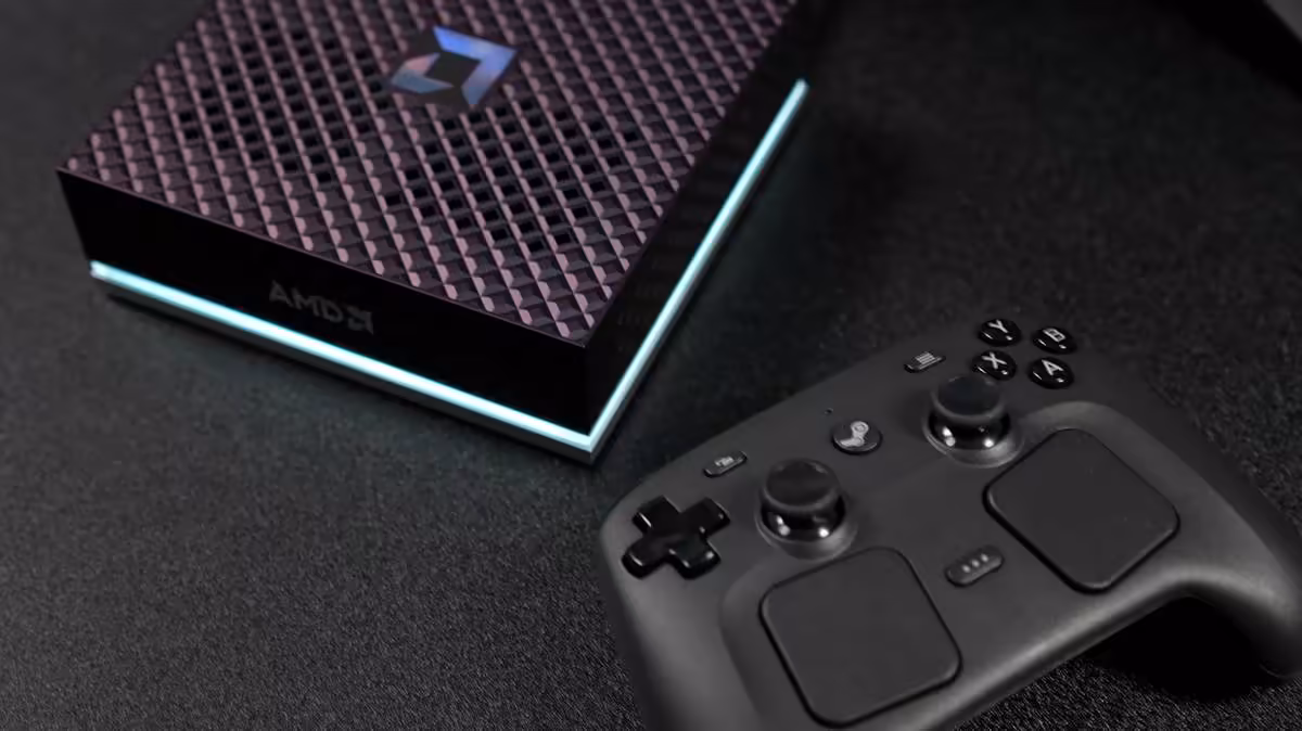 SteamOS sur Ryzen AI Halo : ETA Prime transforme une station AMD à 3 999 $ en machine de jeu 4 Box AMD design texturé et manette posée, fond noir