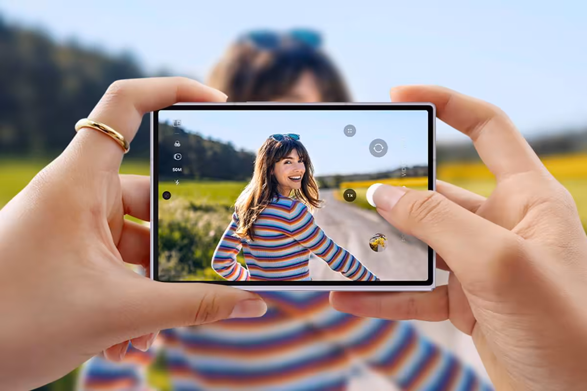 Photo prise avec le Galaxy Z Fold8 en mode paysage, interface caméra et portrait en arrière-plan