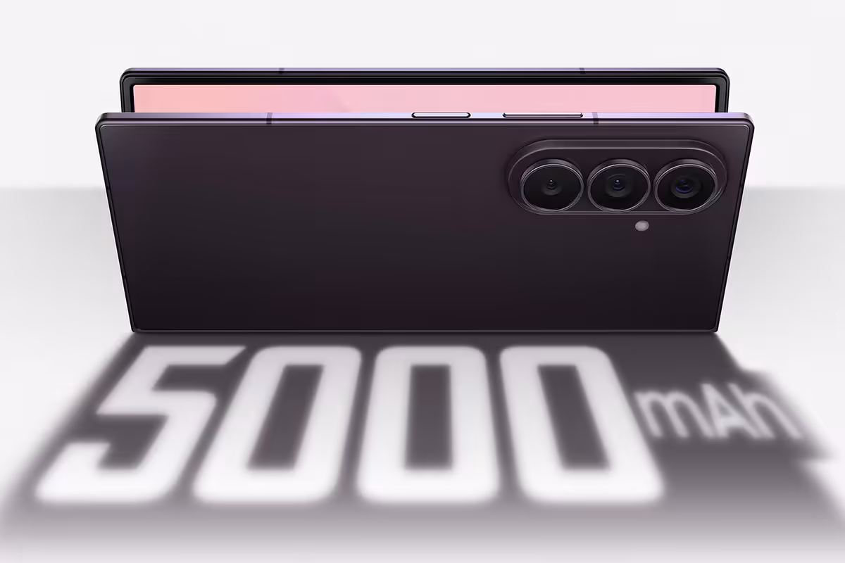Galaxy Z Fold8 fermé avec mention 5000 mAh, mettant en avant la batterie du smartphone