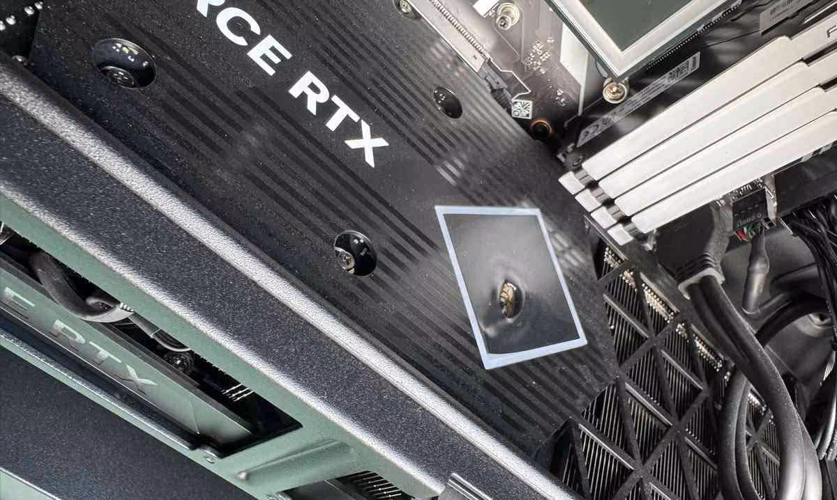GeForce RTX HP OMEN : une carte OEM retrouvée fondue autour de la zone RGB 2 Carte graphique à l'intérieur d'un PC HP OMEN, éclairage faible, détails peu visibles