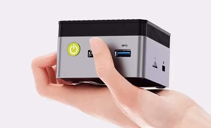 GMKtec G5S : un mini PC de 72 mm avec Celeron N5095 lancé à partir de 169 $ 2 Mini PC GMKtec G5S tenu dans une main sur fond blanc, ports avant visibles.