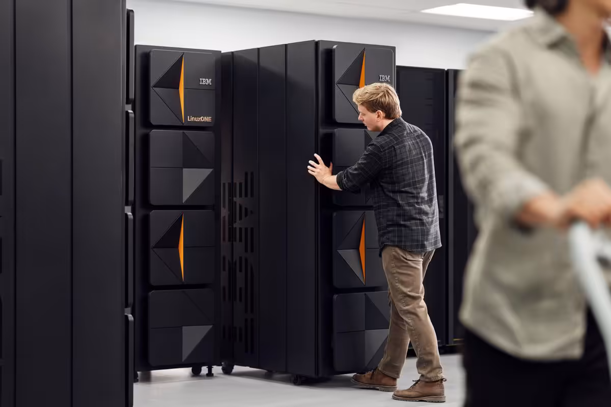 IBM z17 : IBM décline enfin ses mainframes en rack compact et en châssis simple 3 Deux racks mainframe IBM z17 en environnement technique, avec techniciens autour et panneaux noirs à accents orange