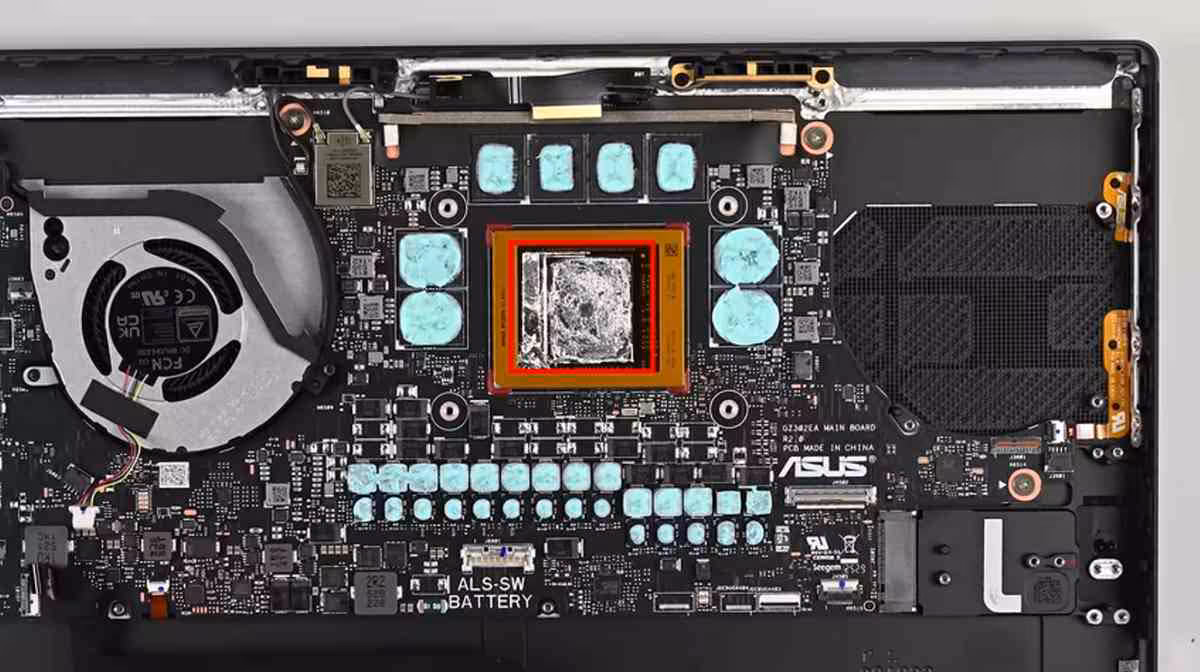 Intérieur de l’ASUS ROG Flow Z13 avec carte mère, ventilation et processeur central visibles
