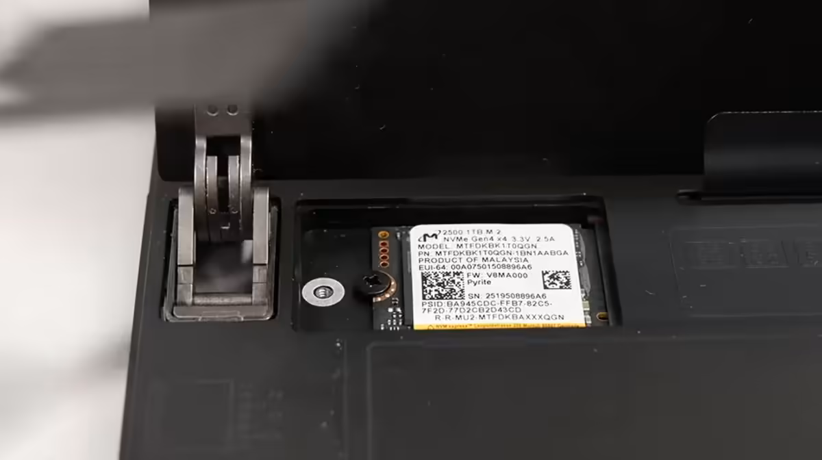 Module SSD de l’ASUS ROG Flow Z13 dans son logement, avec charnière et connecteur visibles