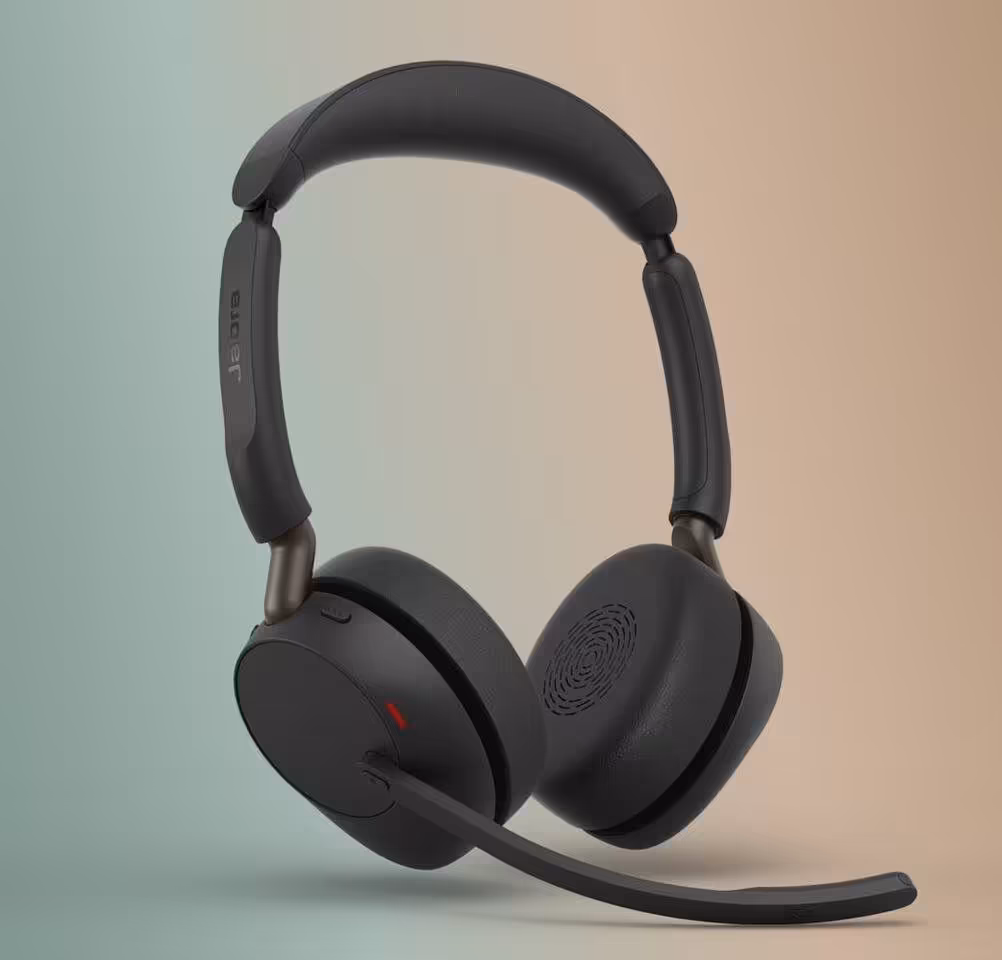 Casque Jabra Evolve3 noir avec micro perche, vue produit en studio sur fond dégradé