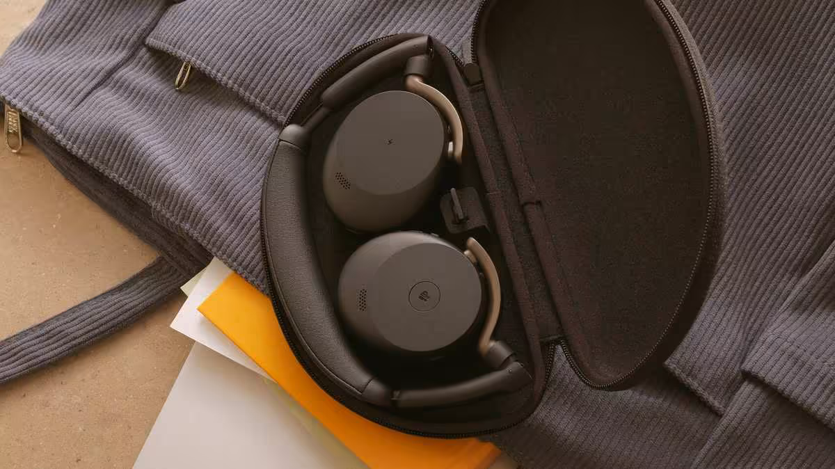 Casque Jabra Evolve3 rangé dans son étui de transport, avec housse textile ouverte