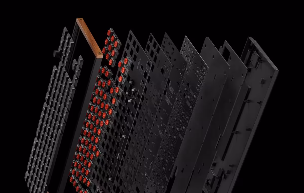 Keychron K1 Ultra 8K : le TKL low-profile en bois et 8 kHz arrive à 109,99 $ 5 Vue éclatée du Keychron K1 Ultra 8K montrant les couches internes, switches et structure du clavier.