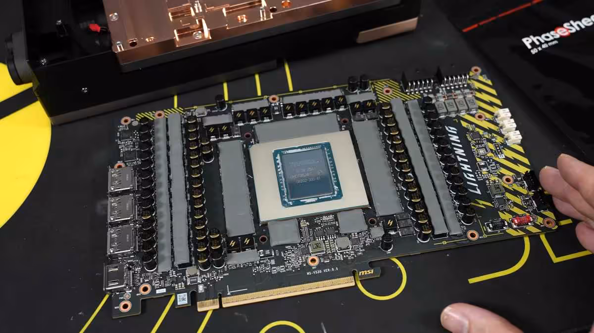 RTX 5090 LIGHTNING Z : der8auer adapte le refroidissement AIO à une boucle custom 3 Carte mère MSI RTX 5090 LIGHTNING sur fond noir avec détails de circuits et composants visibles