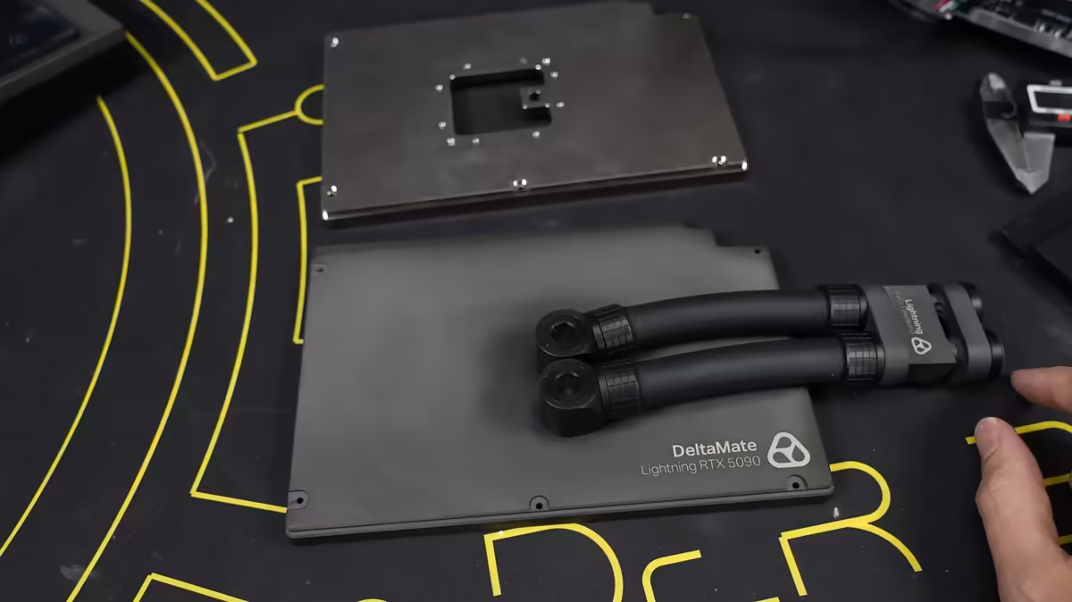 RTX 5090 LIGHTNING Z : der8auer adapte le refroidissement AIO à une boucle custom 4 Système de refroidissement DeltaMate sur fond noir avec tuyaux et logo apparent