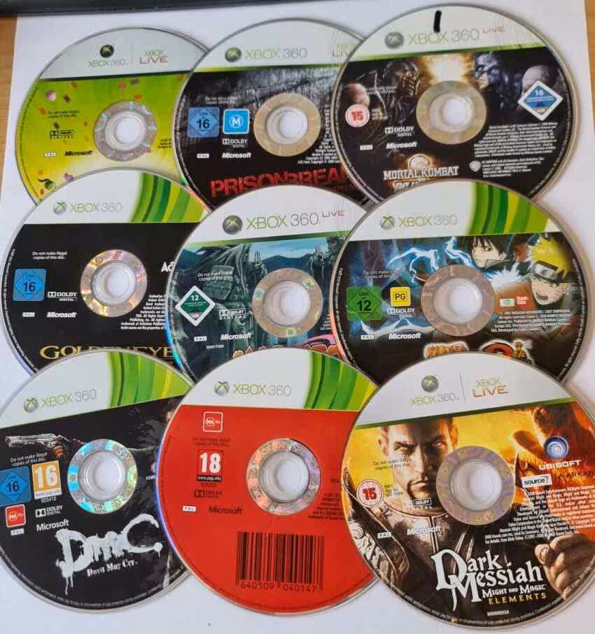 Xbox disc-to-digital : Microsoft testerait la conversion des jeux Xbox One et Series 2 Collection de disques Xbox 360 empilés, divers jeux, couleurs mélangées, fond peu contrasté
