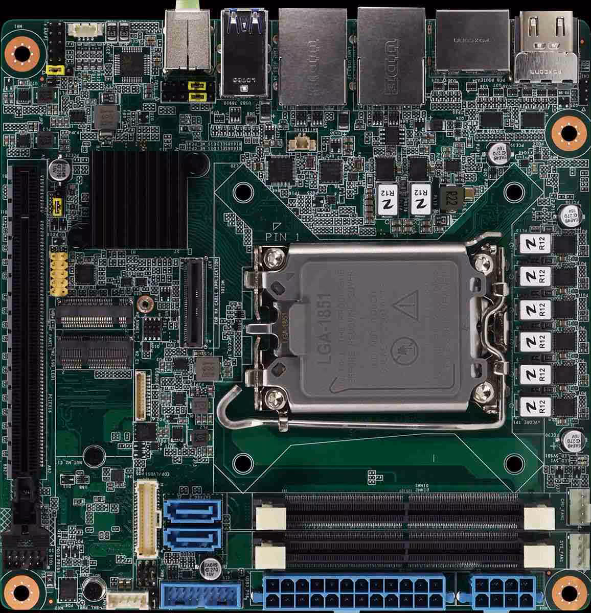 Carte mère AAEON MIX-Q870A1 vue de dessus, socket CPU LGA, ports mémoire et connecteurs visibles.