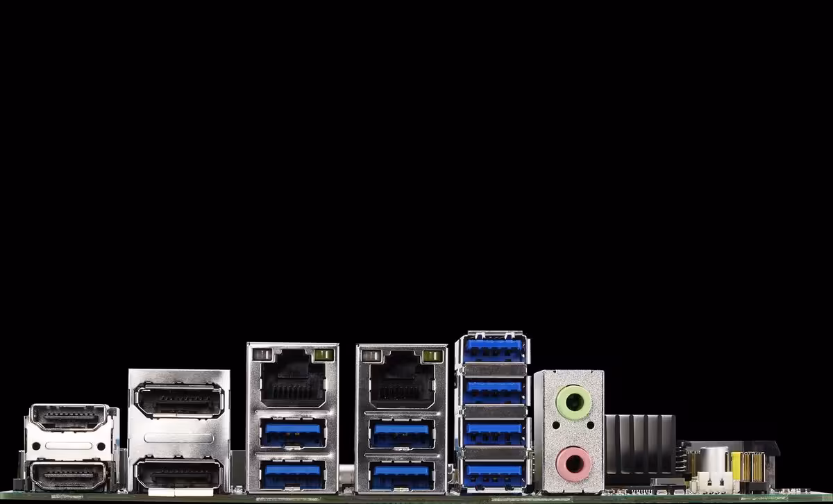 Panneau I/O arrière de la carte AAEON MIX-Q870A1 avec ports HDMI, USB, Ethernet et audio.