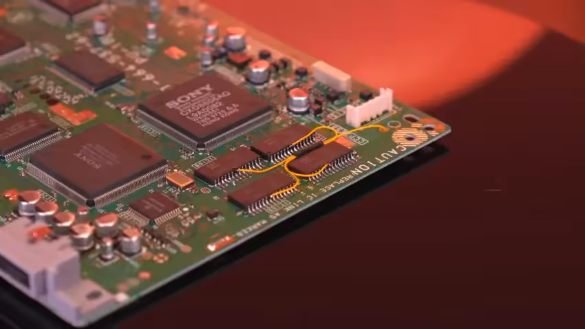 PlayStation 16 MB : un mod porte la console de Sony de 2 MB à 16 MB de RAM 3 Carte mère Sony avec puces et éclairage rouge vif sur fond noir