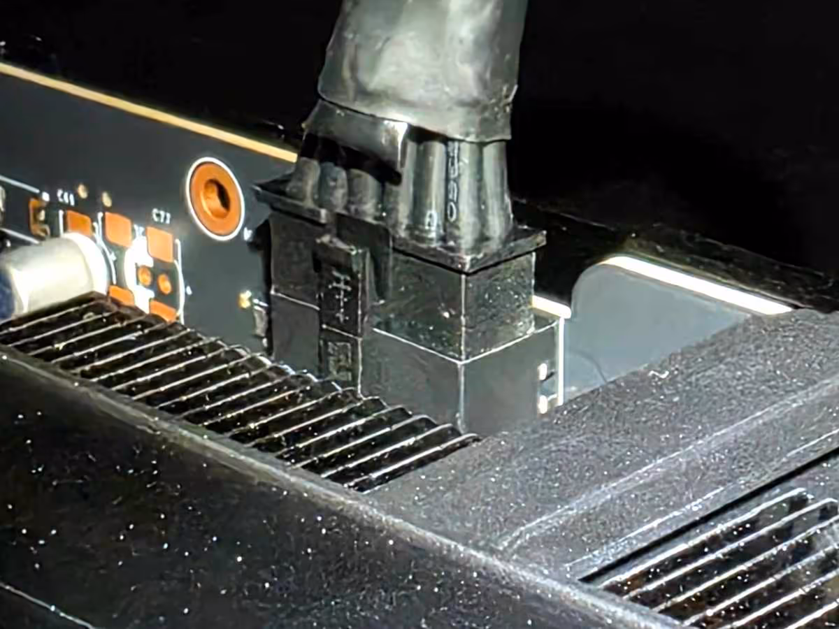 RTX 5090 : un câble 12V-2x6 ASRock TempGuard fond sans arrêt automatique du PC 3 Connecteur GPU 600W sur RTX avec détails nets fond noir intense