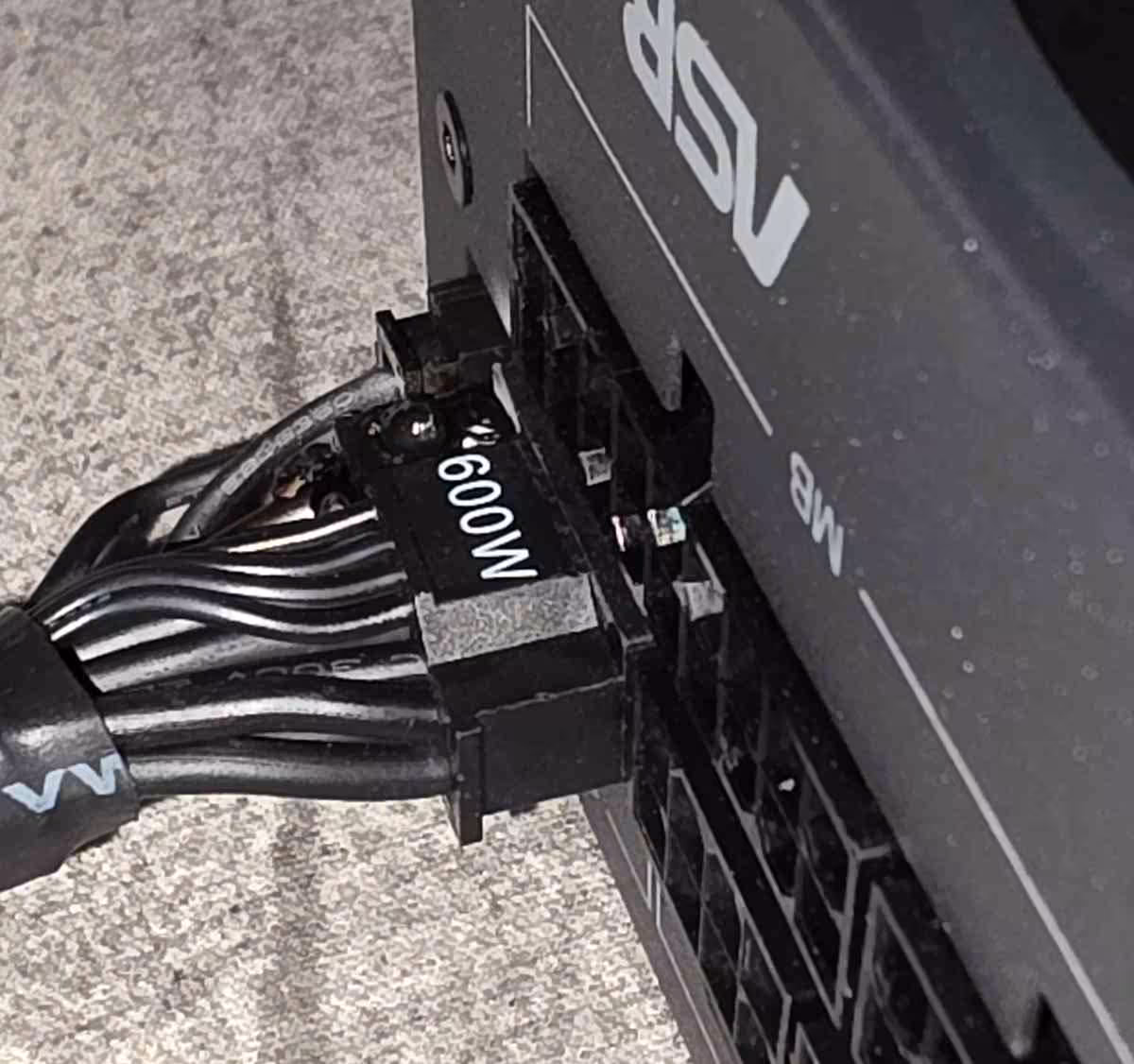 RTX 5090 : un câble 12V-2x6 ASRock TempGuard fond sans arrêt automatique du PC 4 Câble d'alimentation 600W sur PSU ASRock fond gris terne